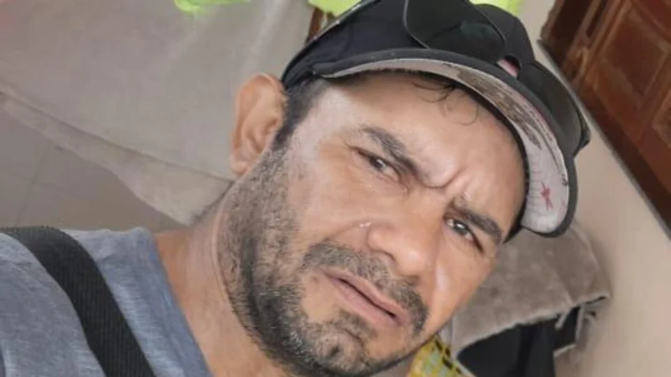 Homem acusado de agredir companheira em praça pública é procurado no AM