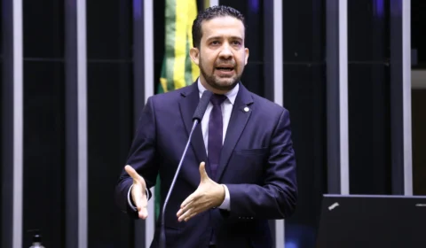 André Janones vira réu por crime de injúria a Bolsonaro, decide STF