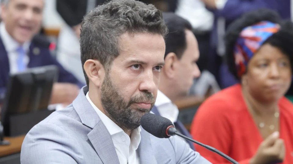 Vídeo: Deputado André Janones cospe em homem no shopping de Brasília