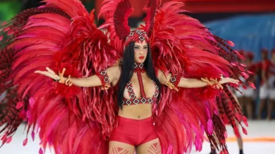 Isabelle participa de novo ensaio com Garantido antes do Festival de Parintins