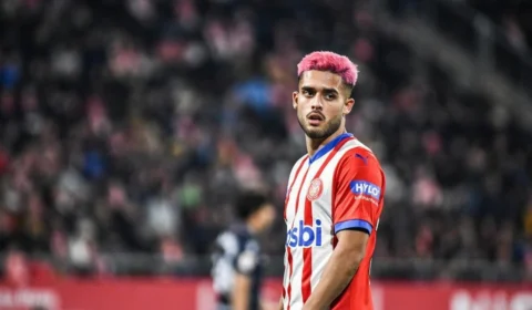 Jogador da Seleção Brasileira recebe pedido da CBF para tirar cabelo rosa; entenda