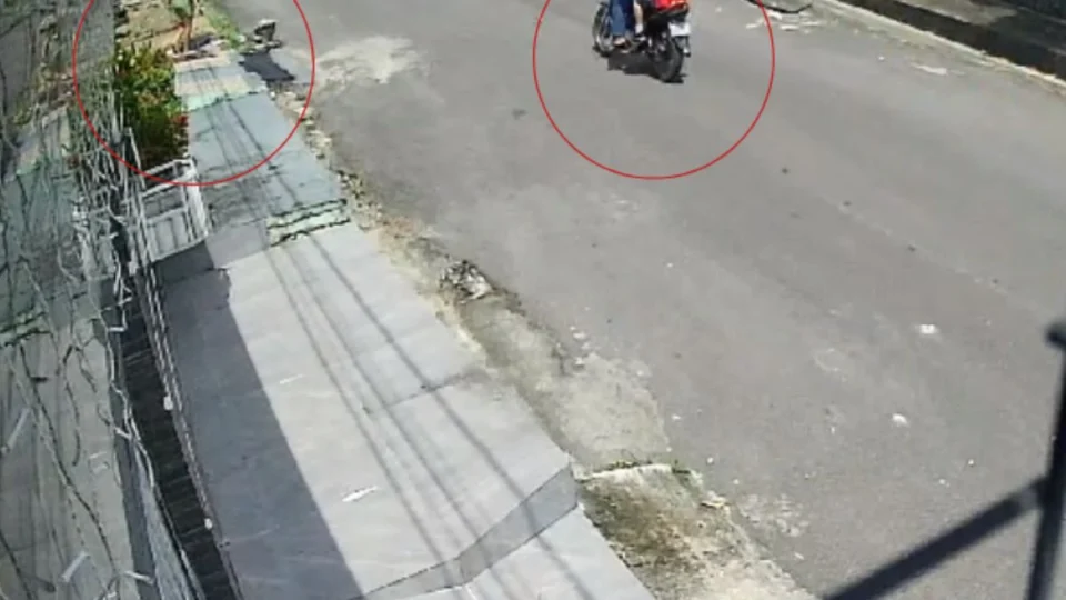 Mulher é assaltada por dupla de moto em Manaus