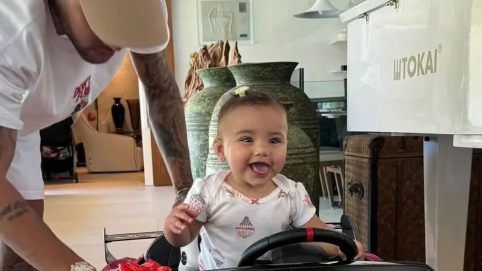 Neymar dá mini Lamborghini de presente à filha Mavie; veja preço