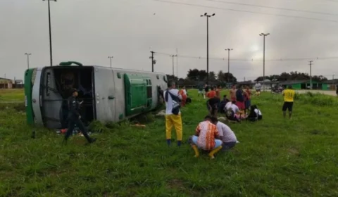 Ônibus com quadrilha junina do Amazonas tomba na BR-174