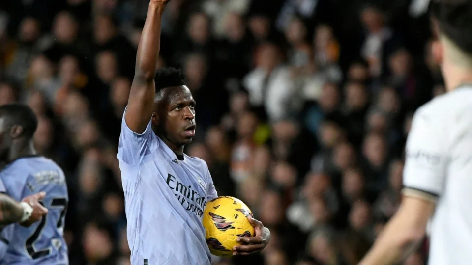 Espanha condena torcedores por racismo contra Vini Jr