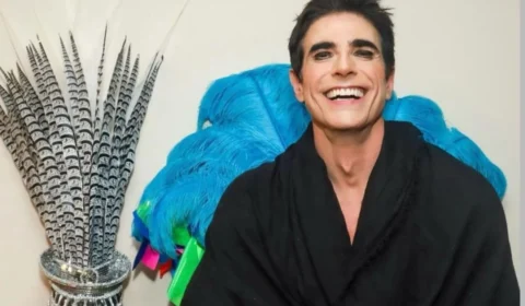 Reynaldo Gianecchini posa nu para capa de revista e mostra foto