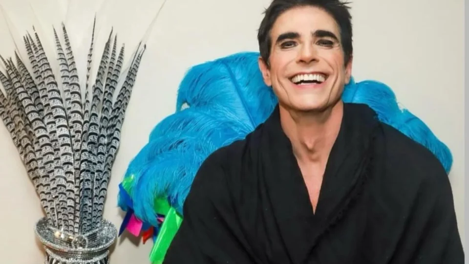 Reynaldo Gianecchini posa nu para capa de revista e mostra foto