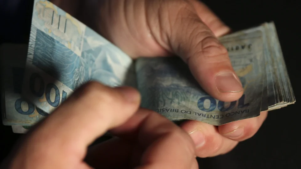 Brasileiros ainda têm R$ 8,16 bi de valores a receber; saiba como conferir