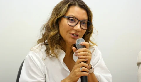 Janja pede apoio a prefeitos em Paris no combate a fome