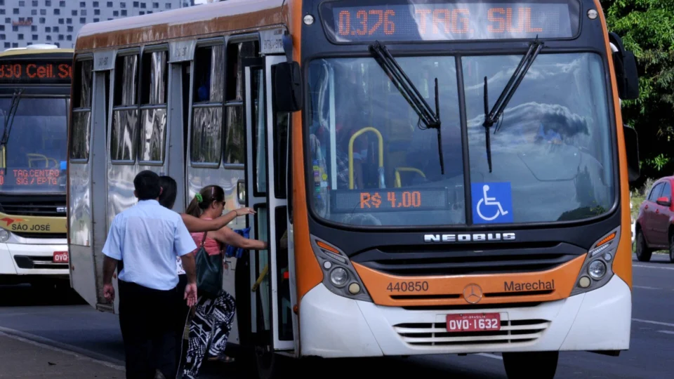 Sindicato orienta cobradores a continuar aceitando dinheiro no ônibus