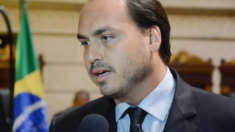 Carlos Bolsonaro diz ter encontrado o pai com hematoma no rosto e pés sangrando na PF