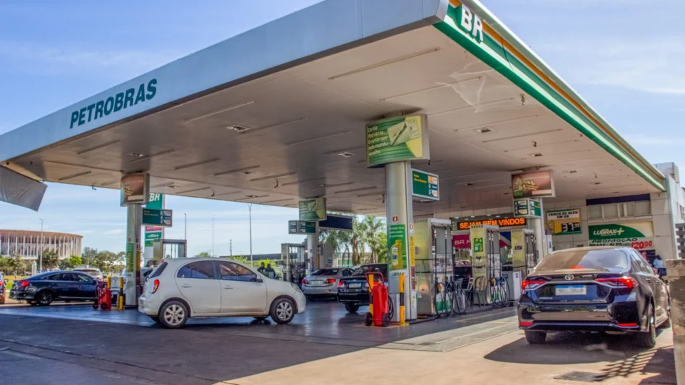 Com alta surpreendente, gasolina chega a R$ 6,19 no DF