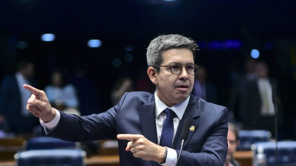 Governo de Lula quer pagar ‘Emendas Pix’ até o fim do ano, segundo senador