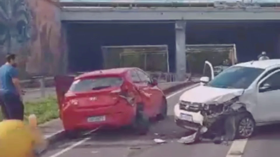 VÍDEO: carros se chocam e ficam atravessados em avenida de Manaus