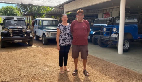 Aposentado monta garagem com coleção de carros antigos em Vilhena