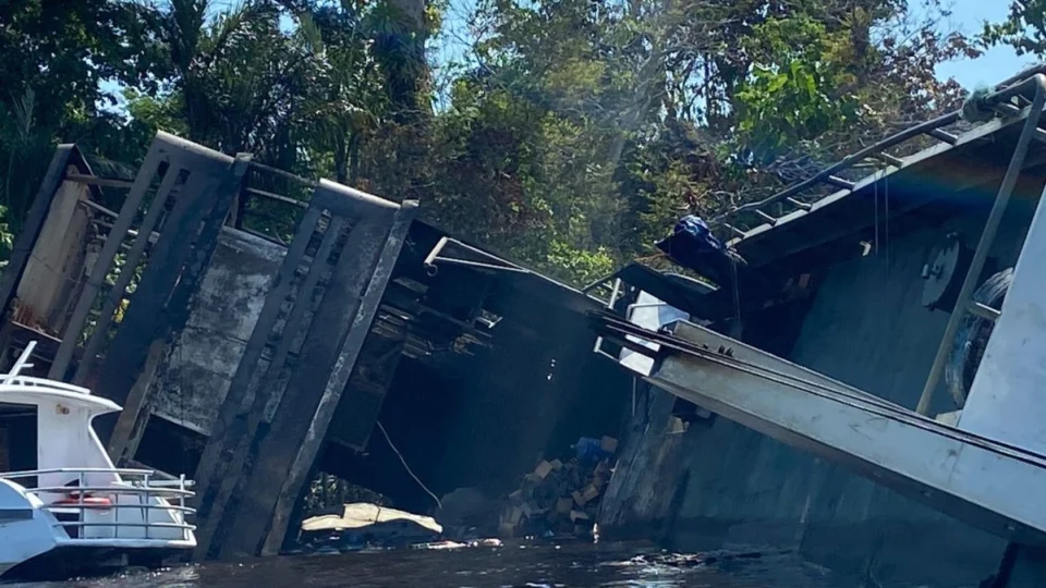 Veja imagens de como ficou barco após incêndio no Amazonas