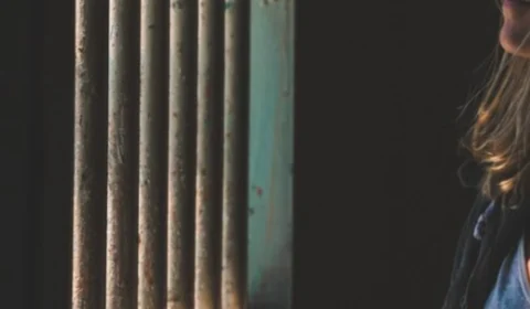 Brasileira presa em Londres por vídeo de sexo fez reality polêmico de casais