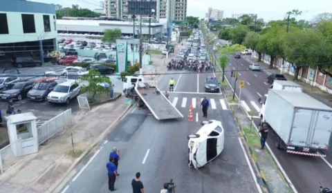 VÍDEO: carro capota na avenida Djalma Batista, em Manaus