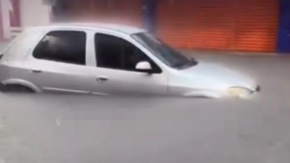 VÍDEO: centro de Manaus alaga e carro fica submerso por causa de forte chuva