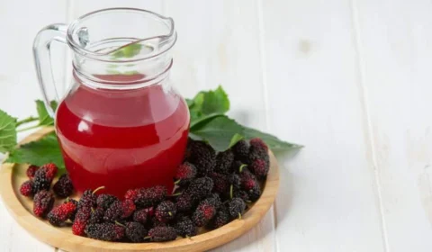 Chá verde com amora emagrece e desincha barriga; veja receita