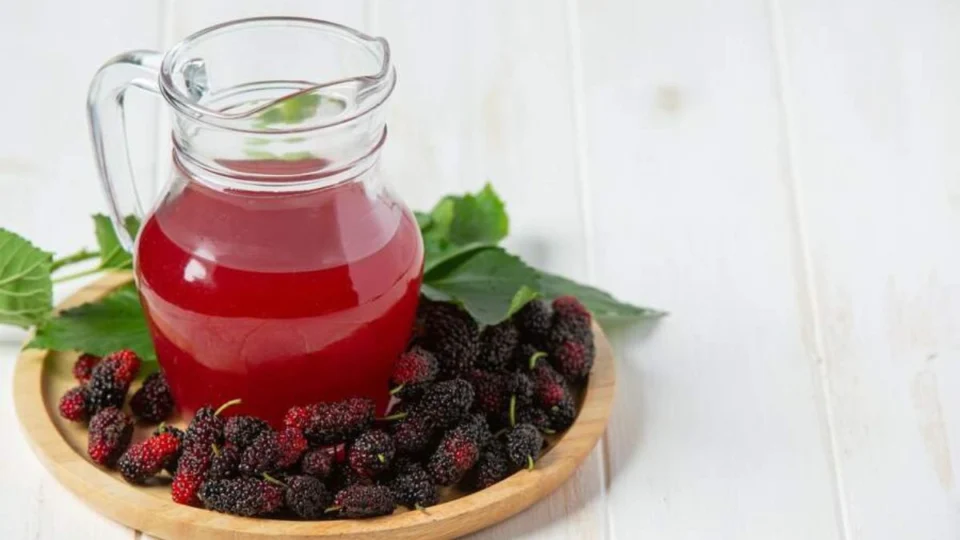 Chá verde com amora emagrece e desincha barriga; veja receita