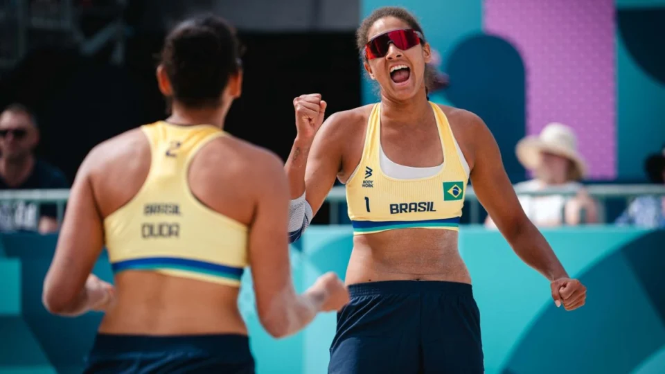 Olimpíadas 2024: Brasil derrota Espanha no vôlei de praia