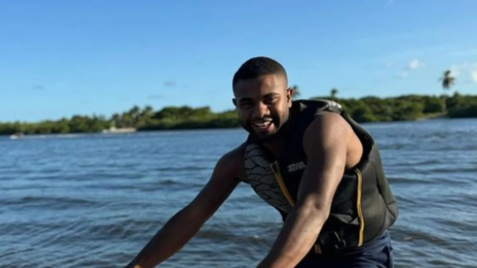 Exagerou? Internautas reparam em calça justa de Davi Brito