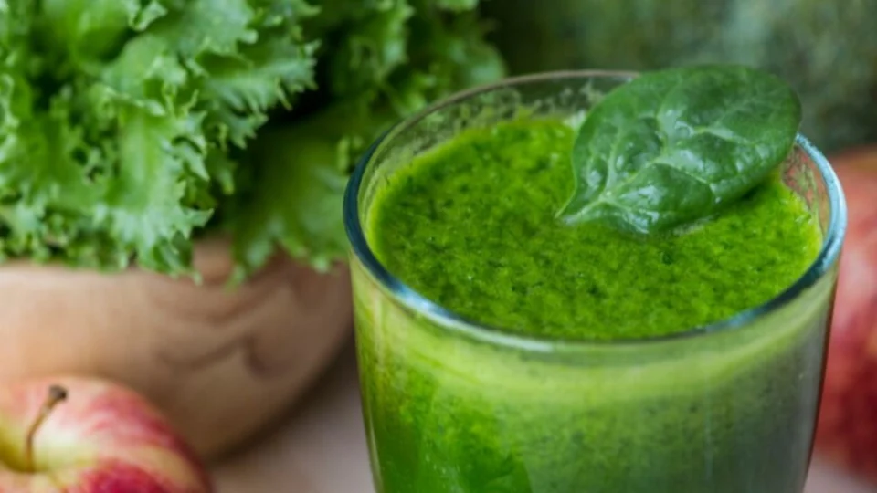 Suco de espinafre com maçã ajuda na imunidade; veja receita