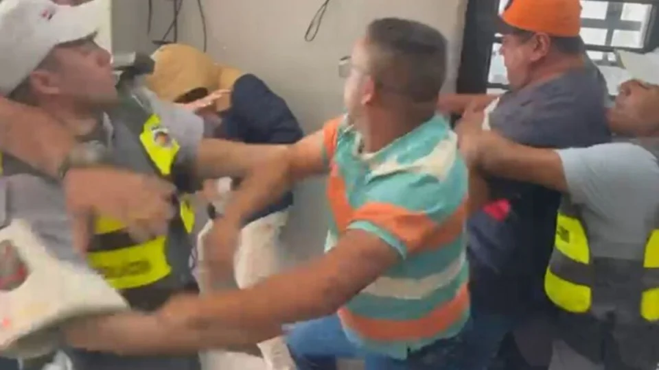 Familiares de vítima agride condutor de Porsche em delegacia