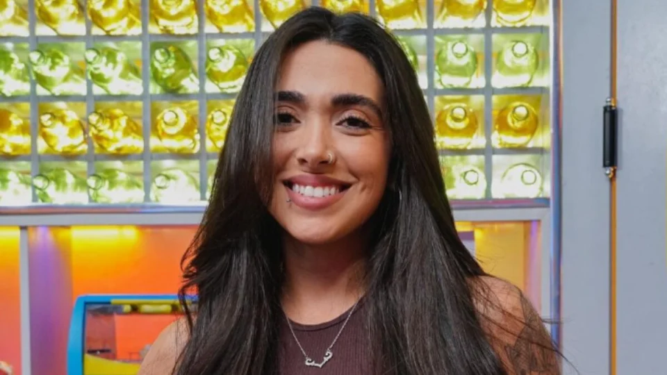 Ex-BBB Giovanna visita bairro Compensa em Manaus após convite