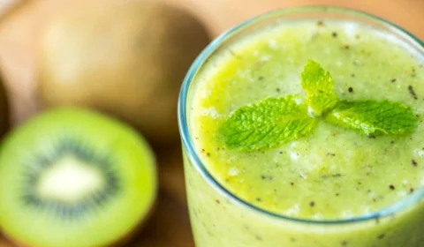 Glicose alta? Veja benefícios do suco de kiwi e espinafre