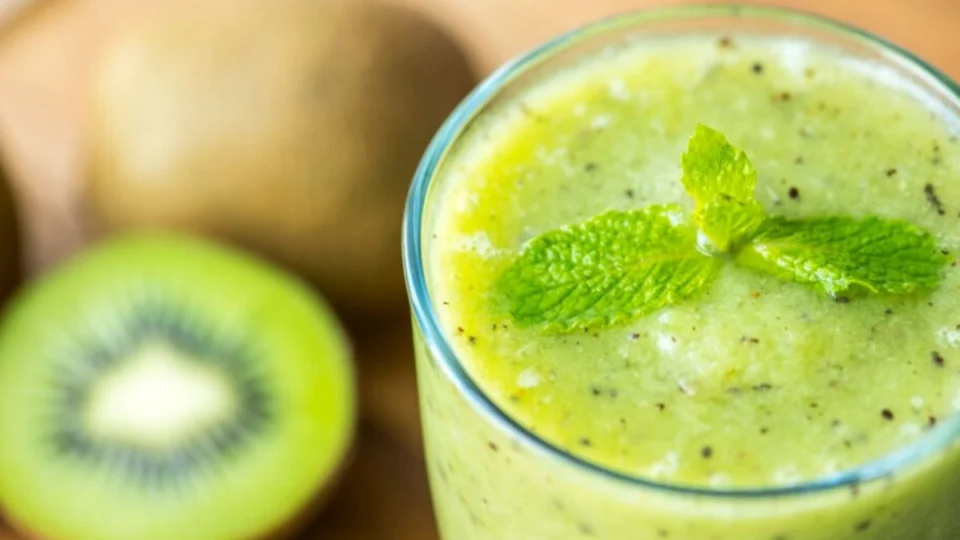 Glicose alta? Veja benefícios do suco de kiwi e espinafre