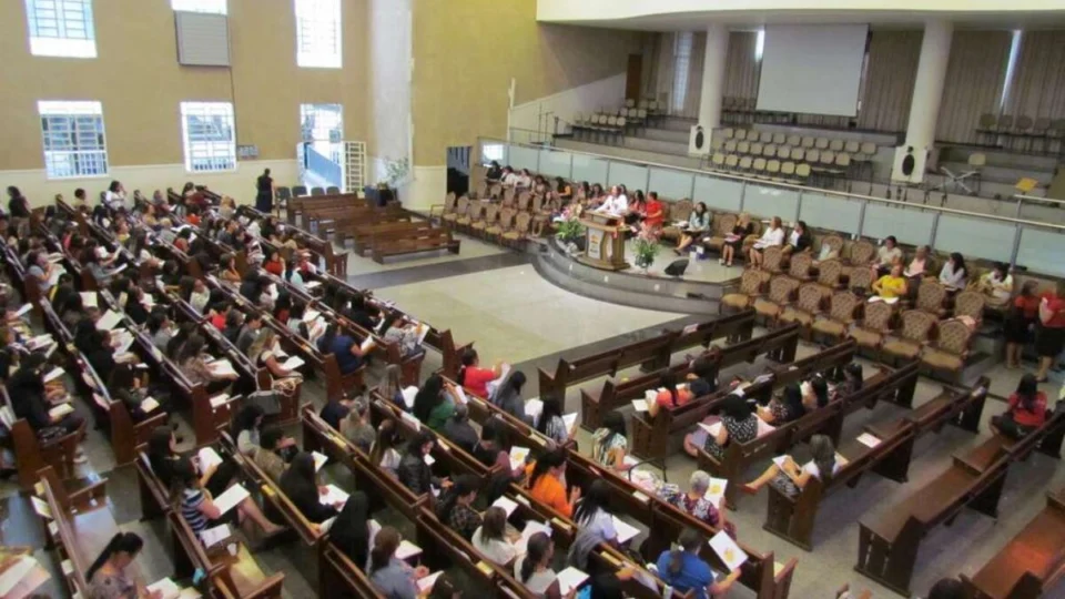 Pastor é flagrado com “irmã” em motel e renuncia ao cargo