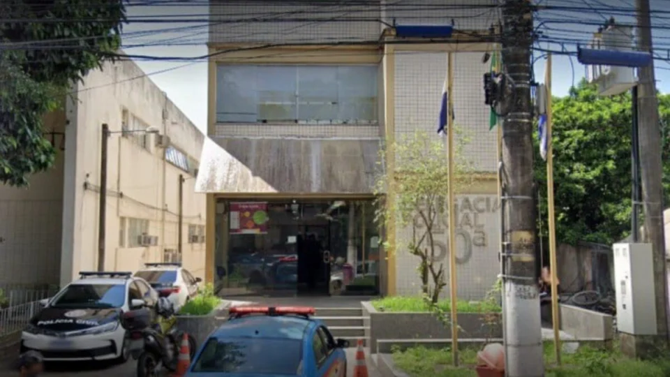 Dois jovens são encontrados mortos dentro de carro em Itaguaí (RJ)