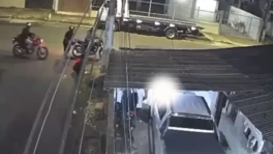 VÍDEO: mulher aguarda rota do trabalho e é assaltada em Manaus