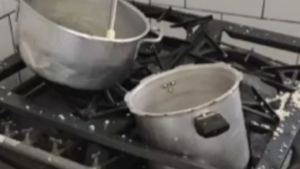 Panela de pressão explode e atinge rosto de funcionário no RJ