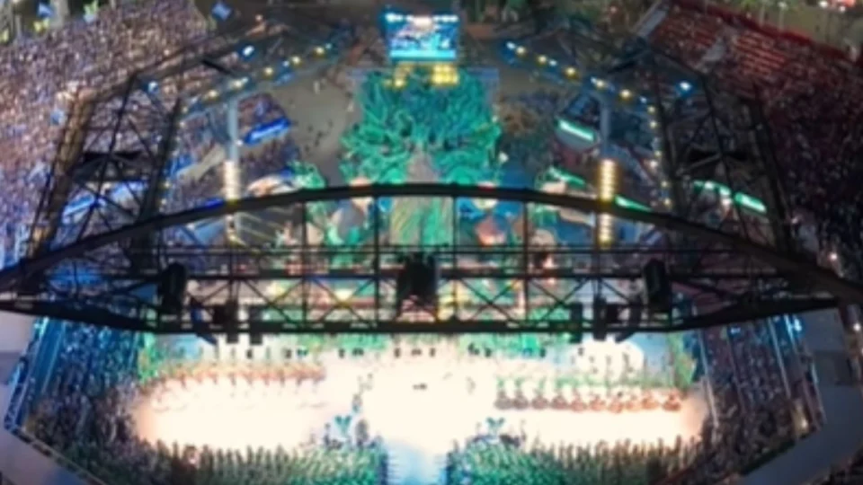 Qual foi a diferença de notas entre Garantido e Caprichoso?