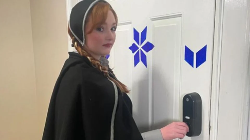 VÍDEO: Atriz comove fãs ao levar 10 anos para recriar cena de Frozen