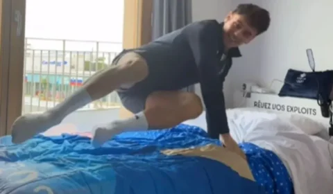 Atleta britânico testa camas de papelão ‘antissexo’ na Vila Olímpica de Paris