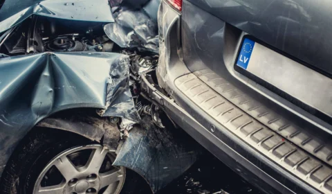 Acidente entre veículos arremessa pessoas para debaixo de micro-ônibus no DF