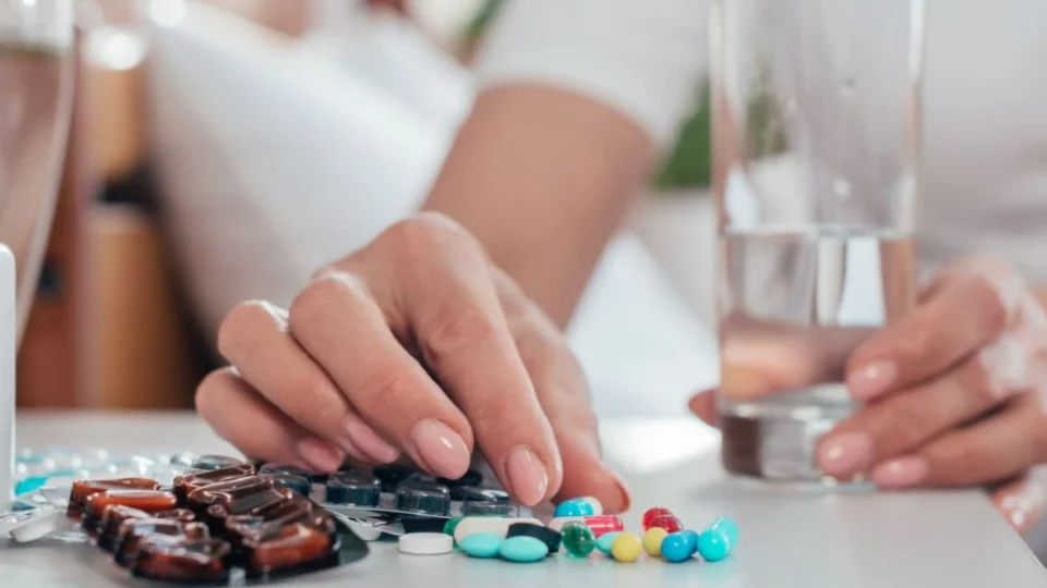 Especialista alerta sobre uso de antibióticos para evitar fortalecer ‘superbactérias’; confira