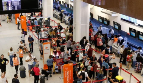 Apagão tecnológico global afeta voos, bancos e emergências