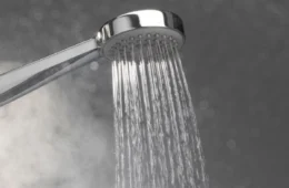 Pode tomar menos banhos no inverno? Especialista responde