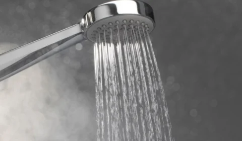 Pode tomar menos banhos no inverno? Especialista responde