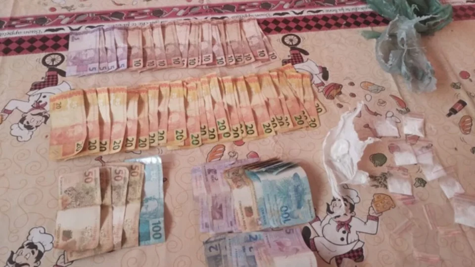 Barraca de praia é alvo de operação contra tráfico em Araguanã