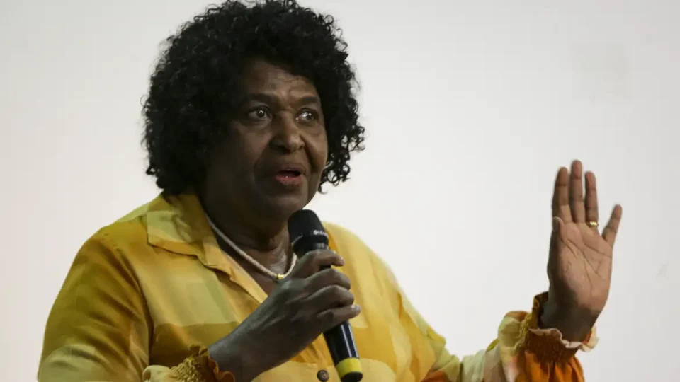 Benedita da Silva reage à fala de Carla Zambelli