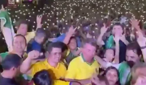 Filho de Bolsonaro mostra vídeo do pai no Pará cercado de apoiadores