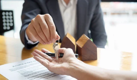 Chefe viraliza ao presentear funcionários com apartamento; entenda