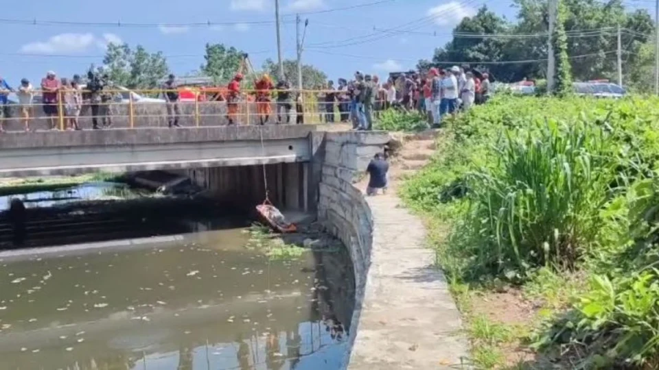 Mulher chora em desespero ao ver corpo em igarapé de Manaus