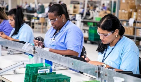 Desemprego tem menor índice no trimestre desde 2014, diz IBGE